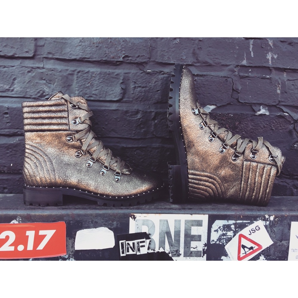BN - Steve Madden metallic boots